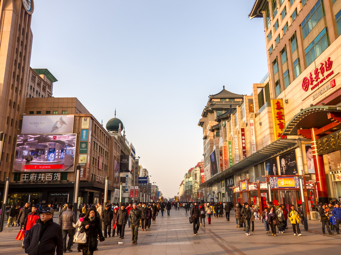 China’s economic woes rein in consumer spending 